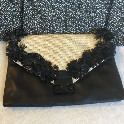 Hermoso Bolso de Hombro Loeffler Randall Rafia y Cuero Negro con Flecos Foto 1 de 4