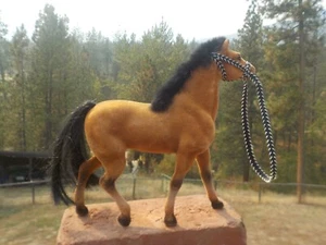 Vintage Flocked Bay Pferd Spielzeug Figur mit vielen Kerben & Gebrauchsspuren - Bild 1 von 13