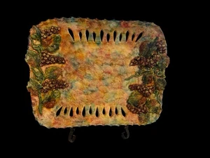 Handgefertigte mexikanische Keramik Platte Nellado GTO. Mexiko. Erhöhte Trauben und Blätter. - Bild 1 von 10