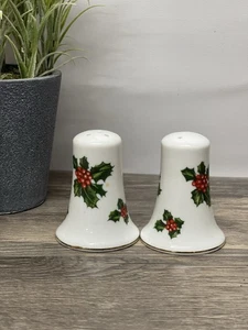 Vintage Lefton Hand Painted Christmas Salt & Pepper Shakers 7955 Holly Berry - Picture 1 of 7