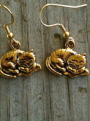Pendientes de gato durmiente de peltre chapados en oro Foto 1 de 2