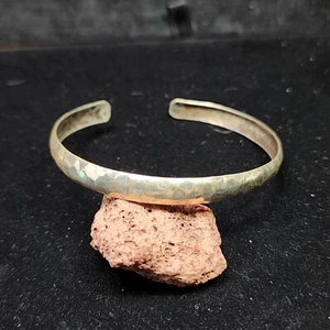 Brazalete Navajo John Nelson Plata Esterlina Nativo Firmado J Nelson Martillado - Imagen 1 de 5