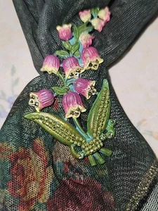 Michal Negrin Schal Halskette mit abnehmbarer Anstecknadel Brosche Anhänger 2 Wege Neu im Karton - Bild 1 von 7