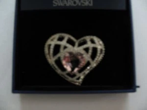 Swarovski Silber Herz Anstecknadel Brosche mit Lavendel Kristall Herz Signiert - Neu - Bild 1 von 2