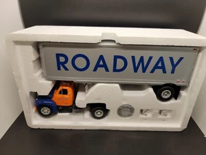 First Gear 10-1211 a Roadway Express 1960 Mack B-61 Tractor & Trailer 1:34 - Picture 1 of 6
