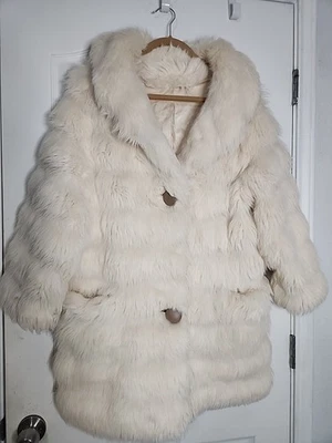 Etiqueta de abrigo corto vintage ILGWUnion Usa de piel sintética blanca con bolsillos botones de los años 70 Foto 1 de 4