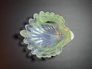 Vintage Green Swirl Opalescent Art Glass Scalloped Edge Clam Shell Shaped Bowl - Picture 1 of 10