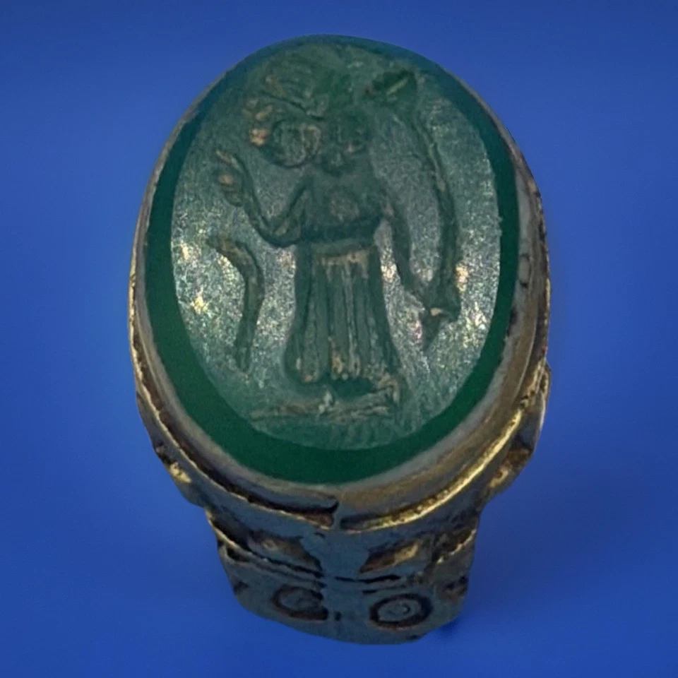 Antique Venetian intaglio ring carved green stone in a gold gilt setting Sz 7.5 - Image 1 of 4
