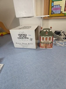 Dept 56 Dickens Village Magazzino di Fezziwig con luce e scatola - Foto 1 di 8