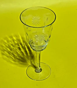 Echtes Kristall Weinglas mit Starburst Blattradierung - fast neuwertig - Bild 1 von 5
