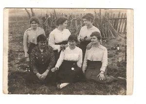 Tarjeta postal RPPC 6 damas niñas cerca ha sido recortada de colección - Imagen 1 de 2