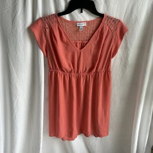 Liz Lange Maternity Peach Colored Short Sleeve V-Neck Blouse with Lace Size XS - Picture 1 of 3