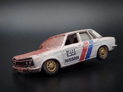 1967-1973 Datsun Bluebird 1600 Sss Four Door Wrecked 1:64 Diecast Modello Auto - Immagine 1 di 4