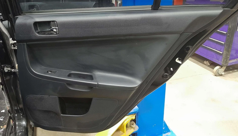 10-17 三菱 Lancer 后门装饰面板右乘客侧黑色原始设备制造商 — 第 1/3 张图片