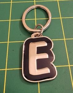 Letra "E" Llavero Tono Plata Negro Esmalte Alfabeto Llave Inicial, B3b6 - Imagen 1 de 2