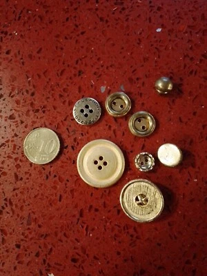 🪡🟡 8 Knöpfe, Metall, Goldfarben,Verschiedene Ausführungen,Basteln, Ersatzknopf - Bild 1 von 4