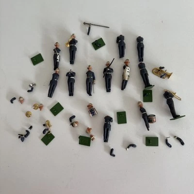 Lote de juguetes británicos vintage - rotos para reparación tal cual - bases, cabezas, cuerpos, más Foto 1 de 4