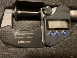 Mitutoyo Digimatic Bügelmessschraube 323-250-30 GMA-25MX IP65 wasserdicht mit Etui - Bild 1 von 3