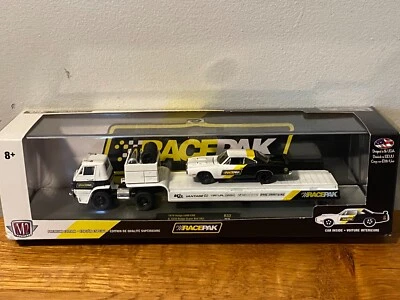 Máquina M2 Edición Limitada 5.980 Piezas '70 Dodge L600 COE y '70 Dodge Super Bee Foto 1 de 4