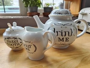 Afternoon Tea Set Alice im Wunderland Märchen Teekanne Milchkännchen Zuckerdose Tassen - Bild 1 von 9