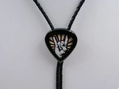 Guitarra Música Pick Sign of the Horns Negro Titanio Vaquero Western Bolo Corbata Cuello Foto 1 de 4