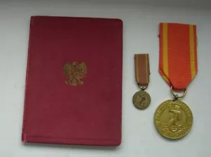 2 POLISH POLAND WWII 1939 1945 WARSAW MEDAL + doc, DEFENCE against NAZI GERMNY - Picture 1 of 4