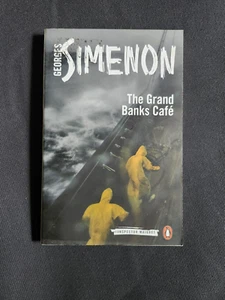 The Grand Banks Cafe Georges Simenon - Penguin - Sticker Residue - Foto 1 di 3
