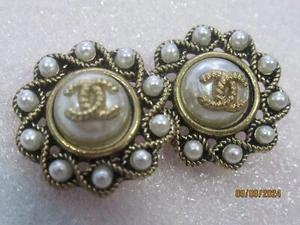 Lote 2 BOTONES CHANEL 2 TONO DORADO BRONCEADO, logotipo cc 21MM/3/4"" perla sintética - Imagen 1 de 3