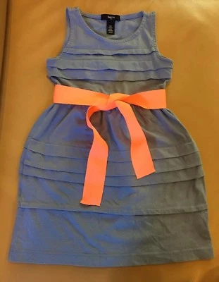 Vestido plisado azul moore con cinturón coral para niñas Gap Kids XS 4-5 Foto 1 de 4