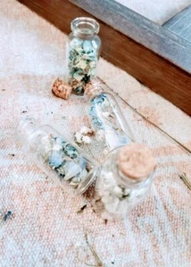 1ml vial clear glass bottle with blue hydrangea flowers - Picture 1 of 10