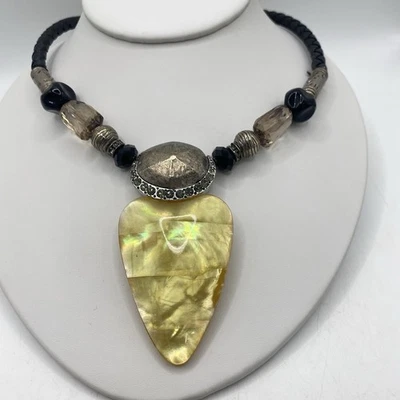 CHICO'S  ARROWHEAD PENDANT NECKLACE VTG. LEATHER, CRYSTAL & RESIN ELEMENTS J07 - Image 1 of 4