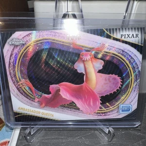 2025 Topps Chrome Disney Ambassador Questa Debut Black Wave Refractor 9/10 Pull - Bild 1 von 6