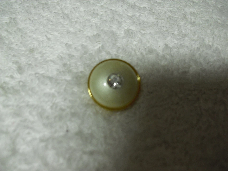 Knöpfe 5 Stück creme/gold mit Straßstein 1,5cm Kunststoff Restposten !!! - Bild 1 von 1