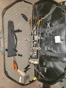 HOYT Compound Bow (RIGHT HAND) with Case and extras - Picture 1 of 4