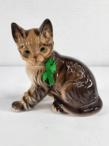 Enesco Ceramic Kitty Cat Sitting Tabby Stripe Green Bow Figurine 4"  - Bild 1 von 9