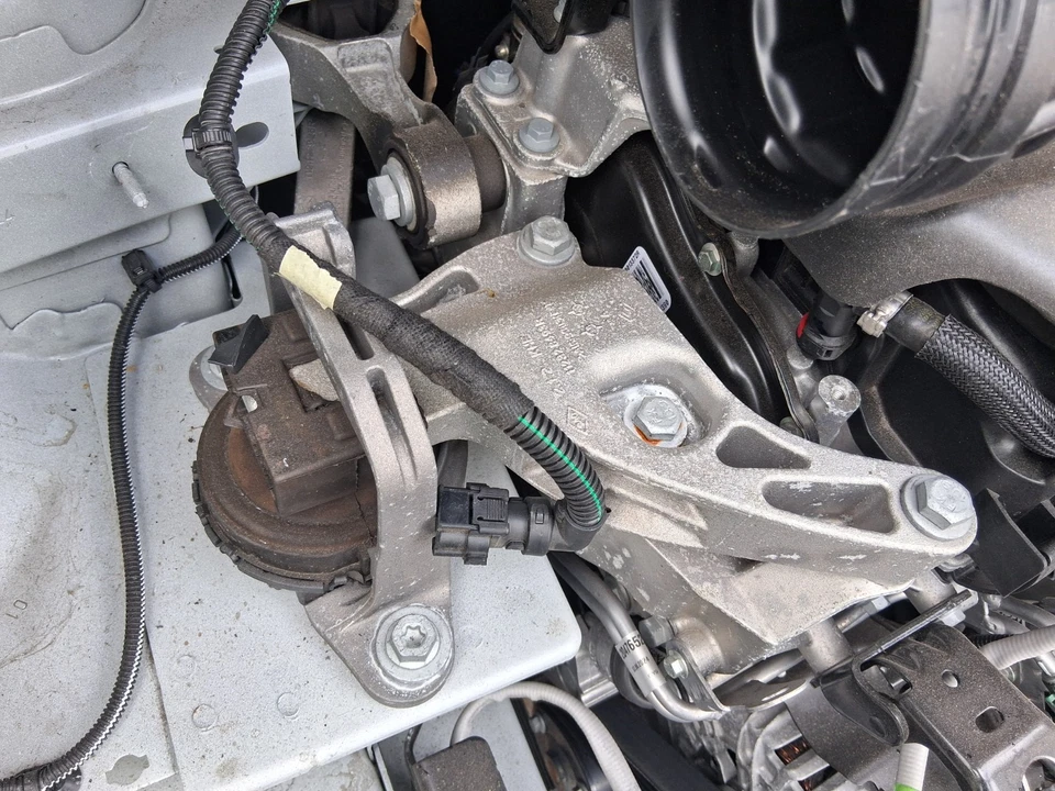 2024 RENAULT TRAFIC X82 2.0 DIESEL OSF DRIVER SIDE FRONT ENGINE MOUNT 112328493R — 第 1/4 张图片