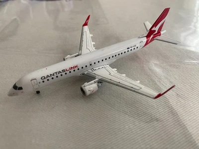 Gemini Jets 1/400 Qantas ERJ-190 Reg #VH-UZD *NEW* - Image 1 of 4