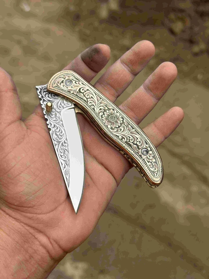 Faca dobrável gravada à mão – cabo de latão ornamentado e lâmina de aço gravada - Imagem 1 de 4
