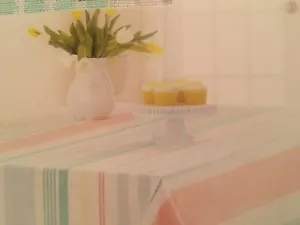 "Mantel de tela oblongo Celebrate Life Together tejido a rayas pastel 60"" X 102""" - Imagen 1 de 2