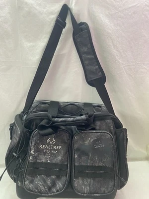 Caja de aparejos Realtree Fishing camuflada y negra mediana con correa ajustable 2 asas Foto 1 de 4