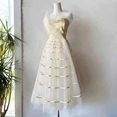 Vestido de fiesta formal de tul satinado y blanco amarillo de colección años 50 con envoltura de tul  Foto 1 de 4