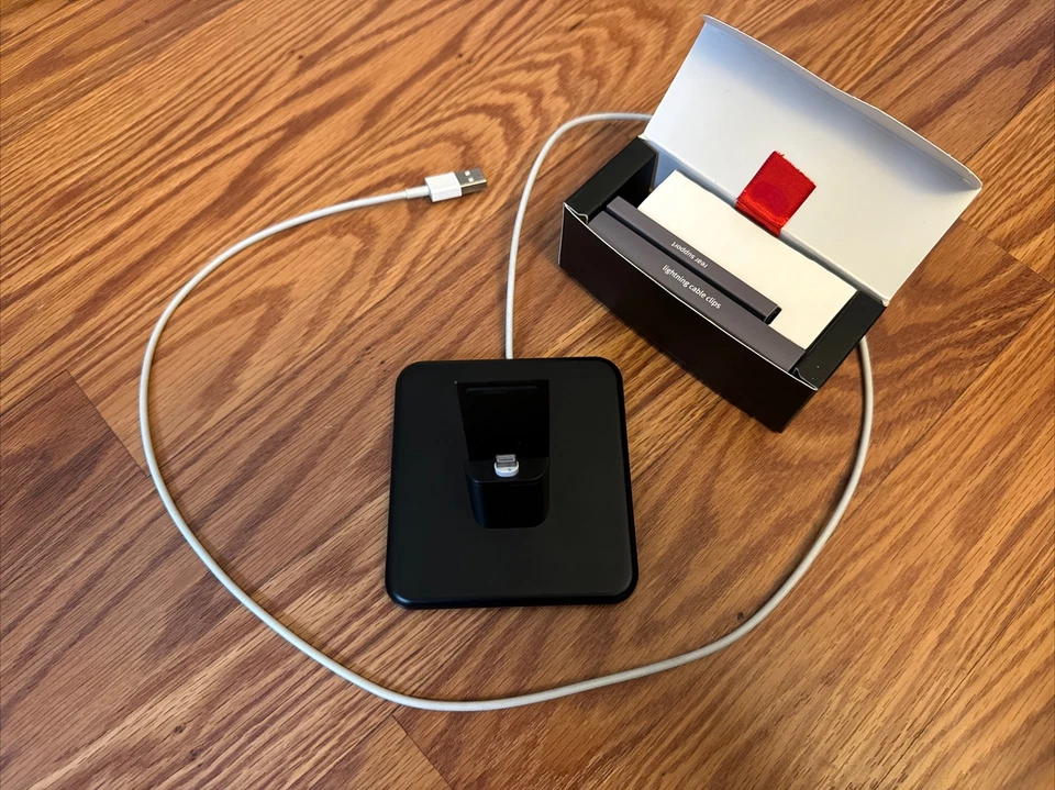 Twelve South HIRISE LIGHTNING DESKTOP STAND FOR IPHONE & IPAD MINI - Image 1 of 3