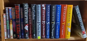 Lot Of 17 Sue Grafton Alphabet Novels A, H-P, R-X 16 Hardcovers - Foto 1 di 18