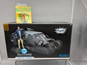 DC Multiverse Tumbler with Lucuis Fox The Dark Knight Gold Label McFarlane 2A - Imagen 1 de 7