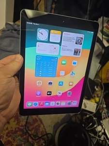 Apple iPad 6a Generazione 32GB - Grigio Siderale - Wi-Fi - No Touch ID - Leggi - Foto 1 di 11