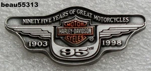 ⭐1903-1998 95th ANNIVERSARY HARLEY DAVIDSON WESTE JACKE PIN - Bild 1 von 2