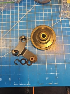 Vintage Bernina 730 Record ~ RIEMENSCHEIBE mit Unterlegscheiben und C-Clip OEM gebraucht  - Bild 1 von 11