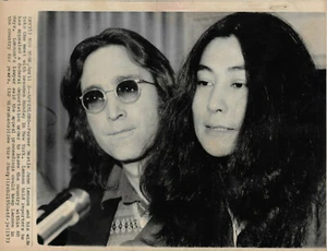 Foto de prensa de John Lennon y Yoko 1975 (apelación de deportación) - Imagen 1 de 1