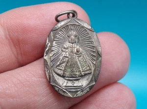 Vintage Catholic The Miraculous Infant of Prague Jesus Medal - Picture 1 of 3