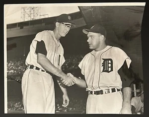 1955 Photo Type 1-Detroit Tigers Al Kaline Congratulated By Harvey Kuenn - Picture 1 of 2